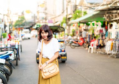 Mutlu ve güzel Asyalı kadın Khao Sarn Road, Tha seyahat