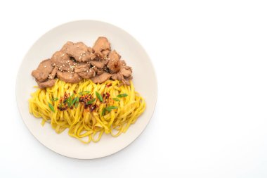 domuz eti ile Asya tavada kızartılmış erişte