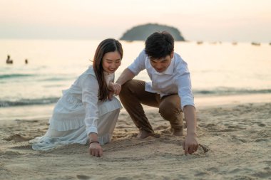 Mutlu çift balayı gidiş tropikal kum plajı üzerinde su içinde seyahat.