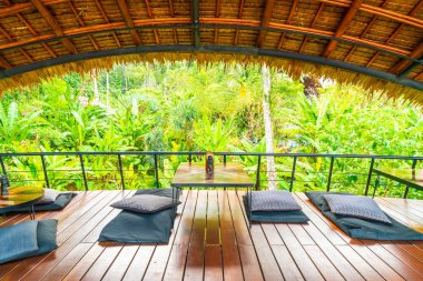 boş tablo ve minderler