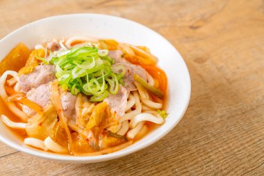 Udon ramen noodle ile domuz eti ve kimchi 