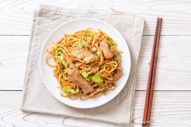 tavada kızartılmış yakisoba noodle domuz eti ile