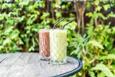 buzlu matcha yeşil çay ve çikolata cam masanın üzerine