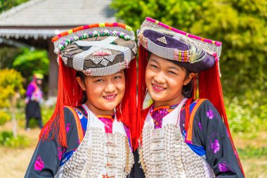 Pai, Tayland - 16 Şubat 2019: Hmong çocuklarla burun mukus, P