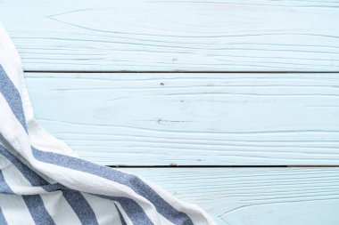 mutfak bezi (peçete) mavi ahşap zemin üzerine