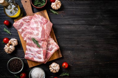Taze çiğ domuz kaburgası. 