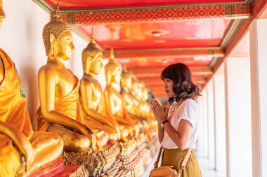 Buddha ile dua mutlu Asyalı kadın