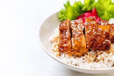 tepesinde pirinç teriyaki soslu ızgara tavuk