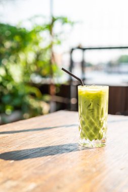 buzlu matcha yeşil çay bardağı masanın üzerine