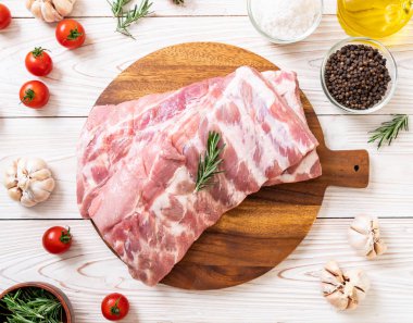 Taze çiğ domuz kaburgası. 