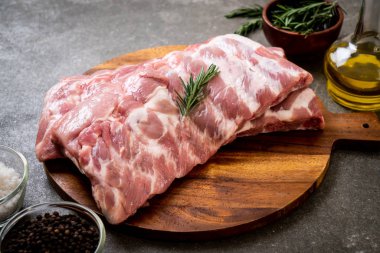 Taze çiğ domuz kaburgası. 