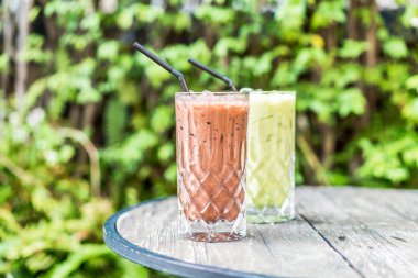 buzlu çikolata ve matcha yeşil çay bardağı masanın üzerine