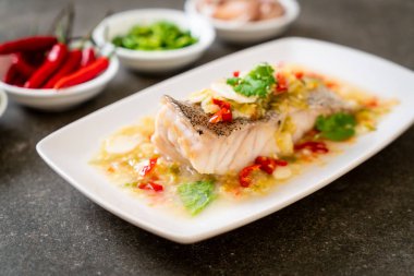 Kireç dressi orfoz balığı fileto Chili Lime Soslu buğulama