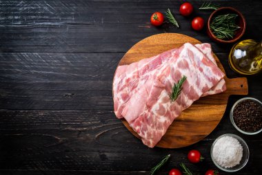 Taze çiğ domuz kaburgası. 