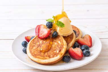 yaban mersini, çilek, bal ve vanilya buz-cr ile gözleme