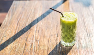 buzlu matcha yeşil çay bardağı masanın üzerine