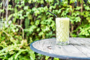 buzlu matcha yeşil çay bardağı masanın üzerine