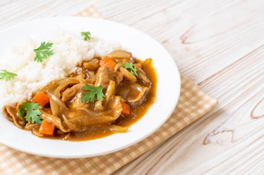 Japon köri pirinç dilimlenmiş domuz eti, havuç ve soğan ile