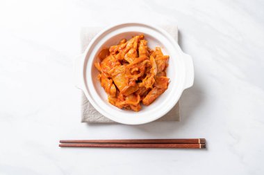 kimchi ile tavada kızartılmış domuz eti