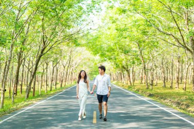 Ağaç arch ile yolda aşık mutlu Asya çift