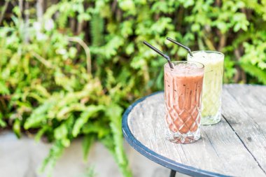 buzlu çikolata ve matcha yeşil çay bardağı masanın üzerine