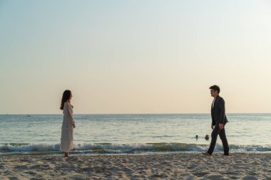 Mutlu çift balayı gidiş tropikal kum plajı üzerinde su içinde seyahat.