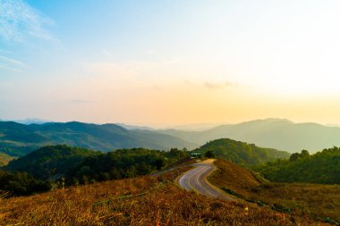 Katman dağ ve yol ile güzel günbatımı gökyüzü