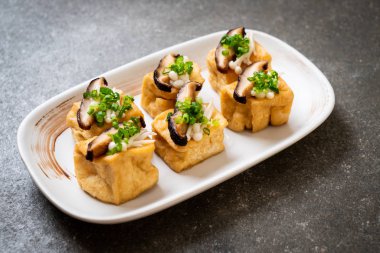 Shitake mantar ve altın iğne mantar ile kızarmış Tofu