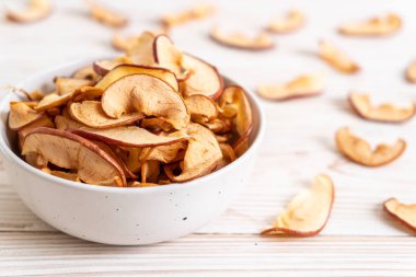 Ev yapımı kurutulmuş organik elma dilimli