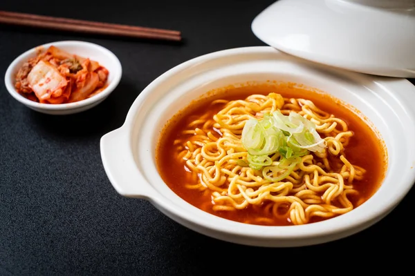 Koreanische scharfe Instant-Nudeln mit Kimchi — Stockfoto