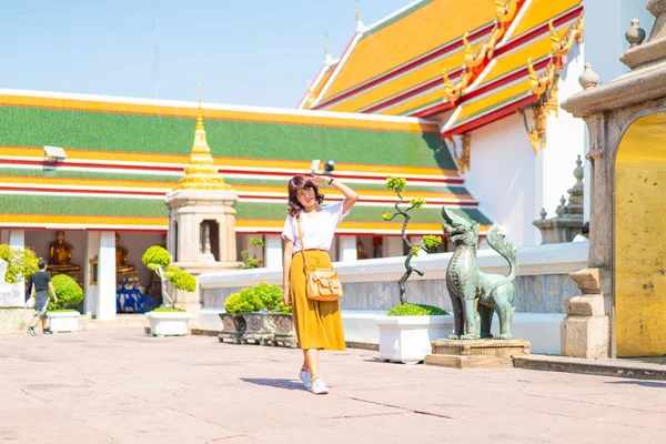 Happy Asian Woman Travel at temple in Thailand — Stock Photo, Image