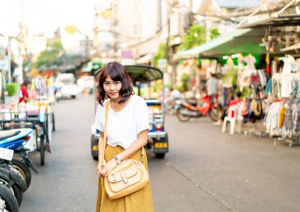 Glückliche und schöne asiatische Frau, die an der khao sarn Straße reist, tha — Stockfoto