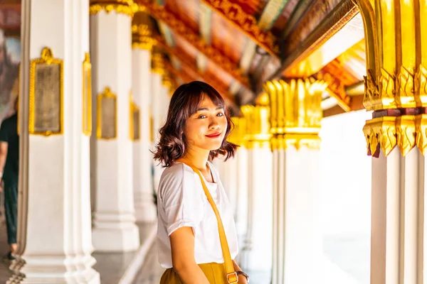 Mulher asiática feliz Viajar no templo na Tailândia — Fotografia de Stock