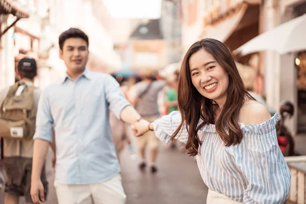 Счастливая молодая азиатская пара влюблена и хорошо проводит время — стоковое фото