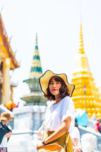 Счастливая азиатка путешествует в храме в Таиланде — стоковое фото