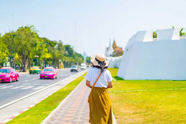 Mulher asiática feliz viagens na Tailândia — Fotografia de Stock