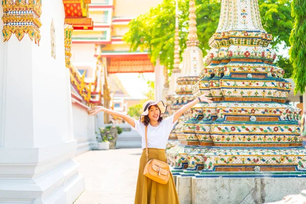Happy Asijské žena cestování na chrám v Thajsku — Stock fotografie