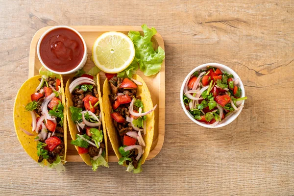 Tacos con carne y verduras —  Fotos de Stock