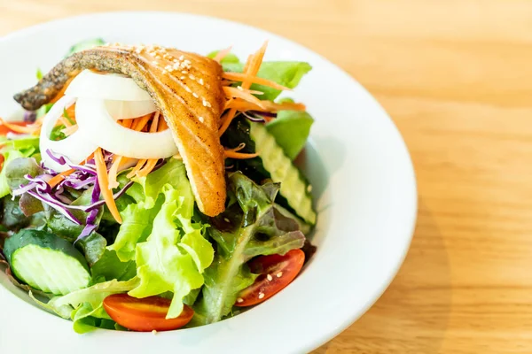 Salad salmon goreng — Stok Foto