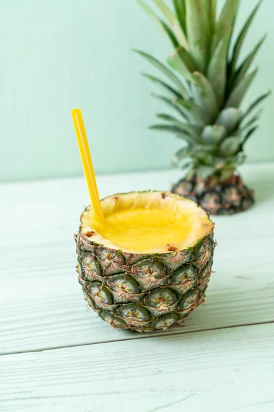 Frisk ananas smoothie glas på træ bord - Stock-foto
