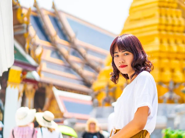 Happy Asian Woman Voyage au temple en Thaïlande — Photo