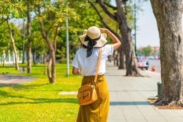 快乐亚洲妇女旅游在泰国 — 图库照片