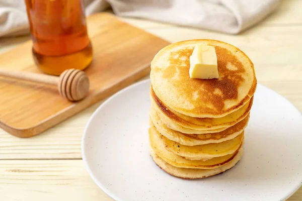Tortitas con mantequilla y miel —  Fotos de Stock