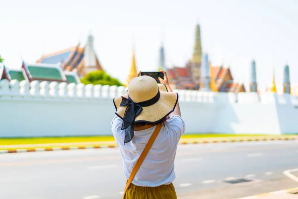 Glad asiatisk kvinna resa i Thailand — Stockfoto