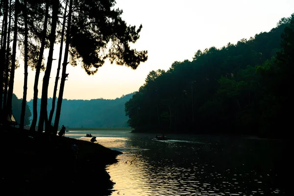 Pang ladí jezero a smrkovými lesy s východem slunce v Mae Hong Son, Th — Stock fotografie