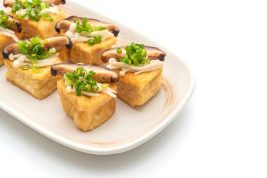 Shitake mantar ve altın iğne mantar ile kızarmış Tofu