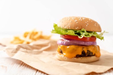 taze lezzetli biftek burger peynir ve patates kızartması