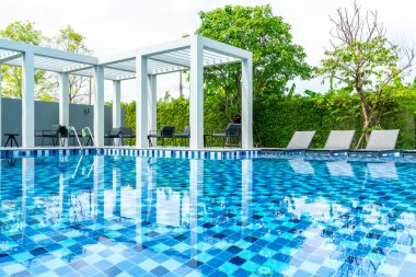 Yatak havuzu ile açık yüzme havuzunda otel ve tatil