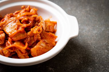 kimchi ile tavada kızartılmış domuz eti
