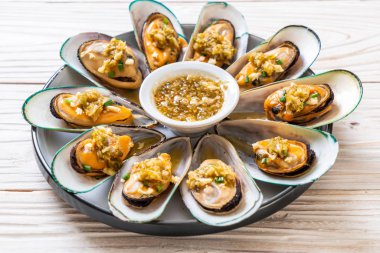 Midye baharatlı deniz ürünleri sos ile